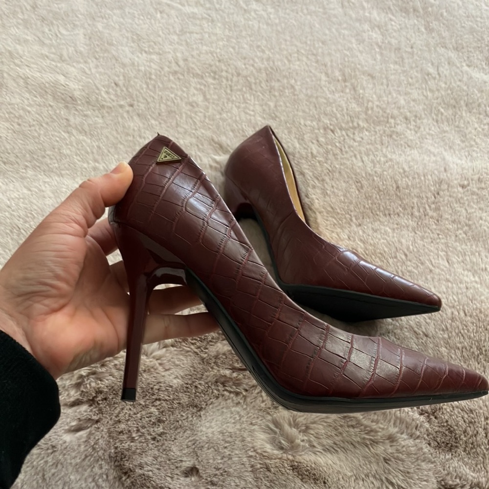 GUESS DARK RED LEATHER HELLS SHOES SIZE 7 M